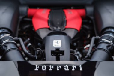 Miami, Florida USA - 20 Şubat 2022: Egzotik Ferrari süper arabası Miami Concours 'un lüks tasarım bölgesinde halka açık araba fuarında sergileniyor.