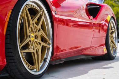 Miami, Florida USA - 20 Şubat 2022: Egzotik Ferrari süper arabası Miami Concours 'un lüks tasarım bölgesinde halka açık araba fuarında sergileniyor.