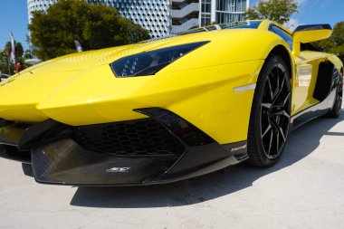 Miami, Florida USA - 20 Şubat 2022: Egzotik 2014 Lamborghini Aventador LP720 supercar Miami Concours 'un lüks Tasarım Bölgesi' ndeki otomobil fuarında sergileniyor.