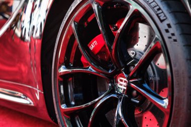 Miami, Florida ABD - 20 Şubat 2022: Miami Concours 'un lüks Tasarım Bölgesi' ndeki halka açık otomobil fuarında egzotik bir Bugatti süper arabasının tekerine yakından bakın.