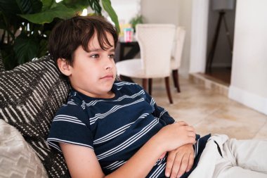 Ev ortamında rahatlayan tatlı bir çocuk.