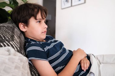 Ev ortamında rahatlayan tatlı bir çocuk.