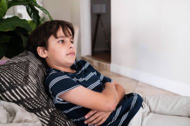 Ev ortamında rahatlayan tatlı bir çocuk.