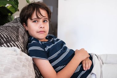 Ev ortamında rahatlayan tatlı bir çocuk.