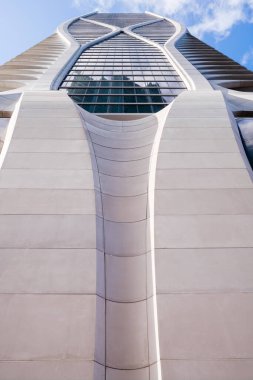 Miami, Florida ABD - 23 Nisan 2022: Şehir merkezindeki Biscayne Bulvarı 'nda bulunan ultra lüks Akrep Kulesi' nin eşsiz dış iskelet tasarımı.