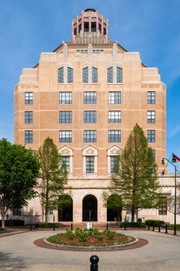 Asheville, Kuzey Carolina ABD - 5 Mayıs 2022: Blue Ridge dağlarındaki bu popüler küçük kasaba merkezindeki belediye binasının klasik sanat deco mimarisinin manzarası.