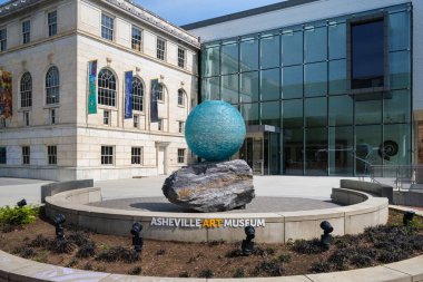 Asheville, Kuzey Carolina ABD - 5 Mayıs 2022: Blue Ridge Dağları 'ndaki bu popüler küçük kasaba ziyaretçi beldesinin şehir merkezindeki Sanat Müzesi.