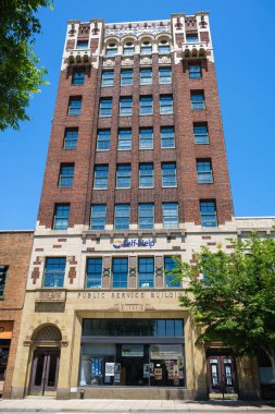 Asheville, Kuzey Carolina ABD - 5 Mayıs 2022: Blue Ridge dağlarındaki bu popüler küçük kasaba ziyaretçi merkezinde klasik mimarisi ile şehir merkezi perakende şehir merkezi manzarası.