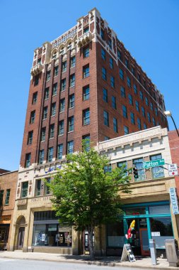 Asheville, Kuzey Carolina ABD - 5 Mayıs 2022: Blue Ridge dağlarındaki bu popüler küçük kasaba ziyaretçi merkezinde klasik mimarisi ile şehir merkezi perakende şehir merkezi manzarası.