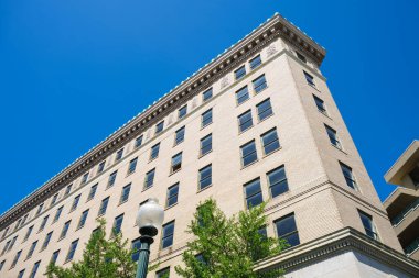 Asheville, Kuzey Carolina ABD - 5 Mayıs 2022: Blue Ridge Dağları 'ndaki bu popüler küçük kasaba ziyaretçi merkezinin şehir merkezindeki Flat Iron binasının manzarası.
