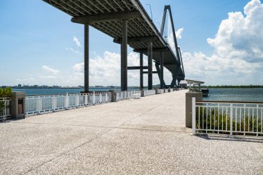 Güney Carolina, Charleston 'daki Mount Pleasant Pier' dan Arthur Ravenel Köprüsü manzarası