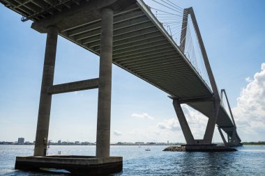 Güney Carolina, Charleston 'daki Mount Pleasant Pier' dan Arthur Ravenel Köprüsü manzarası
