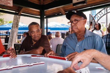 Miami, Florida ABD - 18 Haziran 2022: Popüler Little Havana 'daki tarihi Domino Parkı' nda kimliği belirsiz yaşlı adam domino oyunu oynuyor.