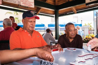 Miami, Florida ABD - 18 Haziran 2022: Popüler Little Havana 'daki tarihi Domino Parkı' nda kimliği belirsiz yaşlı adam domino oyunu oynuyor.