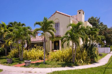 Miami, Florida - 18 Haziran 2022: Latin kökenli Küçük Havana bölgesinin yerleşim bölgesindeki Vintage evi.
