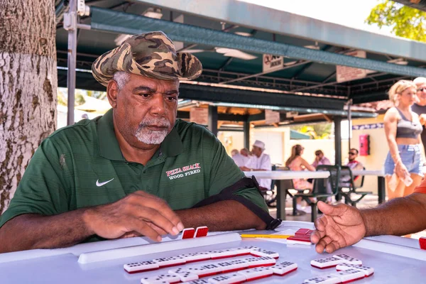 Miami Florida Usa Června 2022 Neznámý Starší Muž Hraje Domino — Stock fotografie