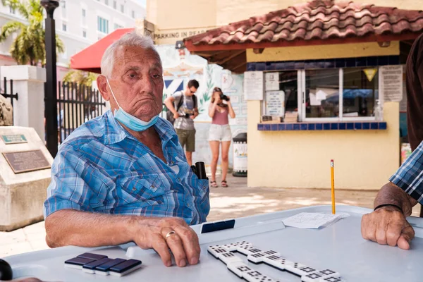 Miami Florida Usa June 2022 Unidentified Senior Man Playing Domino — Stock Photo, Image