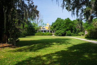 Charleston, Güney Carolina ABD - 2 Mayıs 2022: Manolya Çiftliği ve Ashley Nehri boyunca yer alan Bahçeler 'in tarihi evi.