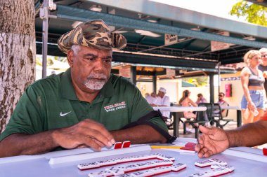 Miami, Florida ABD - 18 Haziran 2022: Popüler Little Havana 'daki tarihi Domino Parkı' nda kimliği belirsiz yaşlı adam domino oyunu oynuyor.