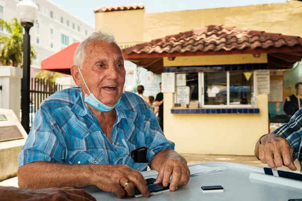 Miami Floryda Usa Czerwca 2022 Niezidentyfikowany Starszy Mężczyzna Gra Domino — Zdjęcie stockowe