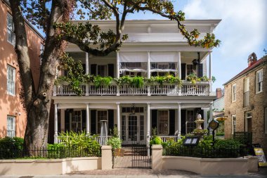 Charleston, Güney Carolina ABD - 3 Mayıs 2022: Queen Caddesi 'ndeki tarihi şehir merkezinde popüler bir Husk restoranı.