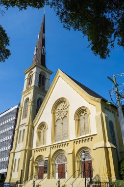 Charleston, Güney Carolina ABD - 3 Mayıs 2022: Tarihi şehir merkezindeki Meeting Caddesi 'ndeki Kale Meydanı Baptist Kilisesi' nin güzel mimarisi.