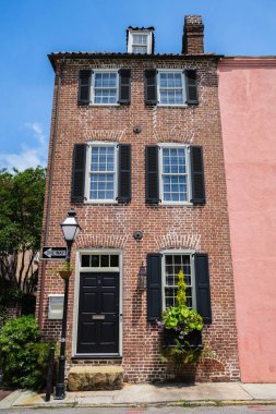 Charleston, Güney Carolina ABD - 3 Mayıs 2022: Fransız Mahallesi 'nin güzel klasik mimarisi.