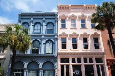 Charleston, Güney Carolina ABD - 3 Mayıs 2022: Broad Caddesi 'ndeki tarihi şehir merkezinde bulunan antika perakende ticaret binaları.