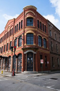 Charleston, Güney Carolina ABD - 3 Mayıs 2022: Tarihi şehir merkezinde bulunan antika perakende ticaret binaları.