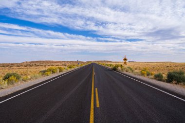 Yeşil Nehir kırsalındaki çöl otoyolu, Utah
