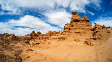 Green River, Utah USA - 17 Ekim 2019 Goblin Vadisi Eyalet Parkı 'nın eşsiz kumtaşı oluşumlarıyla doğal güzelliklerini keşfeden ziyaretçiler.