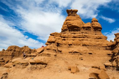 Green River, Utah USA - 17 Ekim 2019 Goblin Vadisi Eyalet Parkı 'nın eşsiz kumtaşı oluşumlarıyla doğal güzelliklerini keşfeden ziyaretçiler.