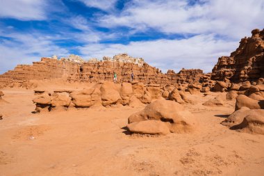 Green River, Utah USA - 17 Ekim 2019 Goblin Vadisi Eyalet Parkı 'nın eşsiz kumtaşı oluşumlarıyla doğal güzelliklerini keşfeden ziyaretçiler.