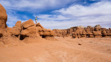 Green River, Utah USA - 17 Ekim 2019 Goblin Vadisi Eyalet Parkı 'nın eşsiz kumtaşı oluşumlarıyla doğal güzelliklerini keşfeden ziyaretçiler.