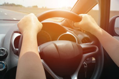 Parlak ışıklı bir araba sürüyorum.