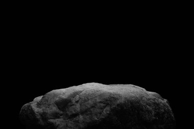 Koyu siyah arka planda taş podyum.