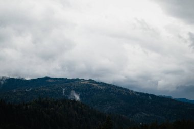 Dağları ve bulutları olan güzel bir manzara