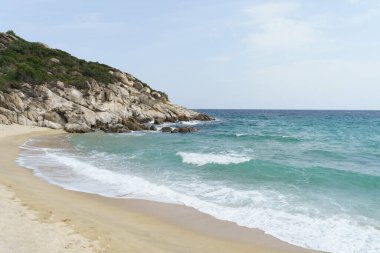 Deniz dalgaları ve kumlu sahil. Konsept fotoğrafçılık arka planı rahatlatıcı.