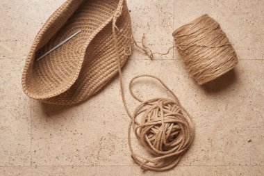 Jüt örgü çantası ya da sepet. Düz konum hobi yaz konsepti.