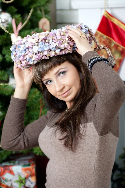 Vacker flicka firar jul — Stockfoto