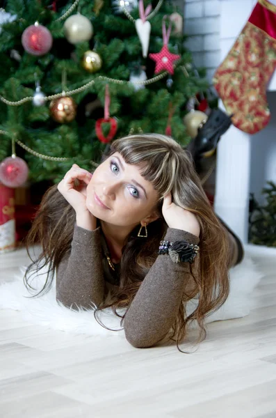 Schönes Mädchen feiert Weihnachten — Stockfoto