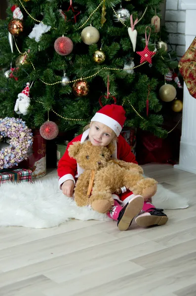 Menina na frente da árvore de natal — Fotografia de Stock