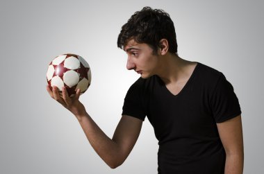 genç adam çalış hamlet ile küçük bir futbol topu