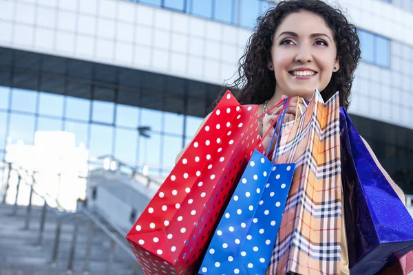 Lykkelig jente med shopping – stockfoto