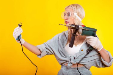 Elektrikli matkapla güzel bir kız. Yapıcı