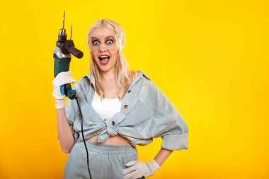 Elektrikli matkapla güzel bir kız. Yapıcı