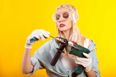 Elektrikli matkapla güzel bir kız. Yapıcı