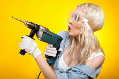 Elektrikli matkapla güzel bir kız. Yapıcı