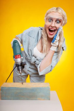 Elektrikli matkapla güzel bir kız. Yapıcı