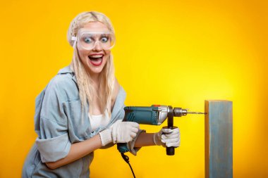 Elektrikli matkapla güzel bir kız. Yapıcı